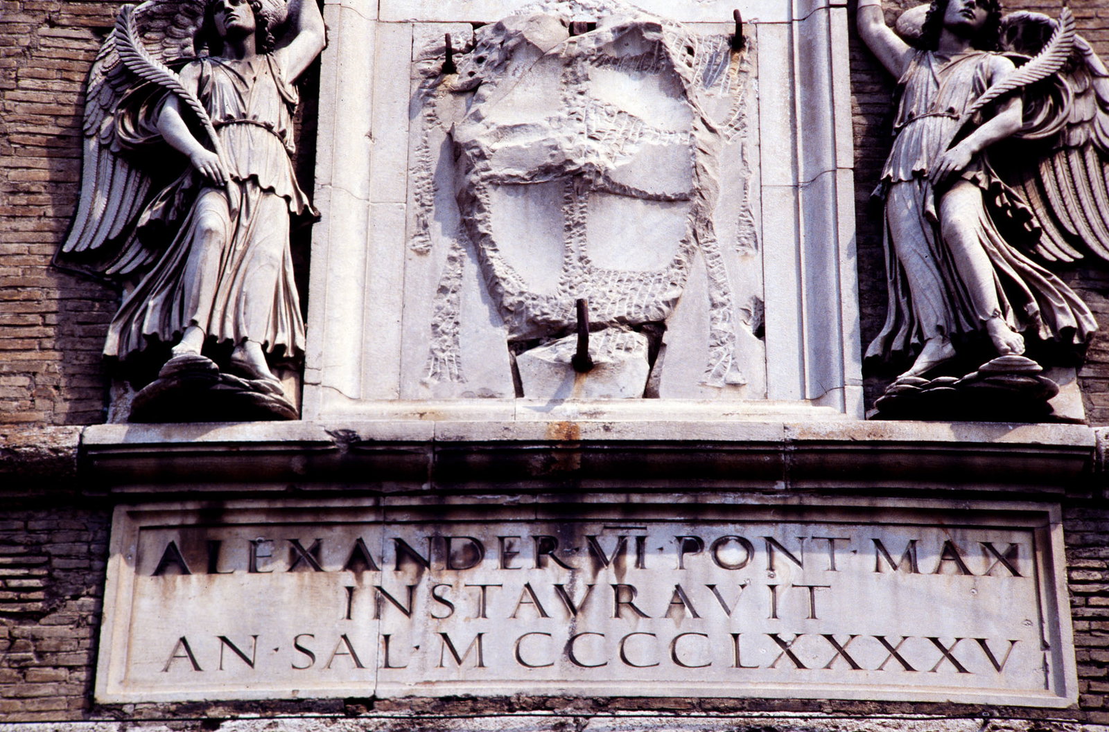 stemma di Alessandro VI Borgia tra due angeli (rilievo, opera isolata) - ambito 